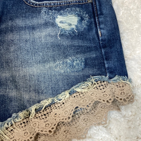💙Free People Distressed Crochet Lace Trim Denim Short - Picture 3 of 9